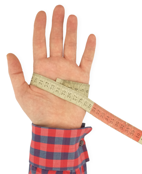 Eine Hand wird mit einem alten Maband vermessen