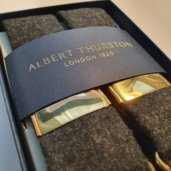 Der Albert Thurston Hosentrger Kensington ist schrg von der Seite fotografiertfr. Die goldfarbenen Versteller fangen effektvoll Licht ein.