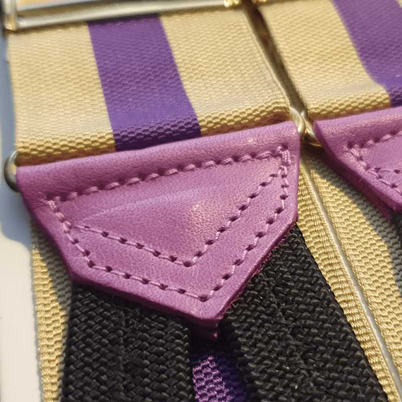 Detailaufnahme vom Albert Thurston Hosentr�ger Oulton. Angeschnitten zu sehen sind die violetten Lederteile, die schwarzen Softbraids und die B�nder in Violett und Gold.