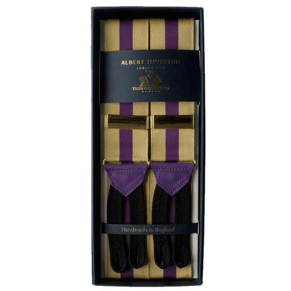 Detailaufnahme vom Albert Thurston Hosentrger Oulton. Angeschnitten zu sehen sind die schwarzen Softbraids und die Bnder in Violett und Gold. Darber schwebt eine blaue Banderole mit der Aufschrift 