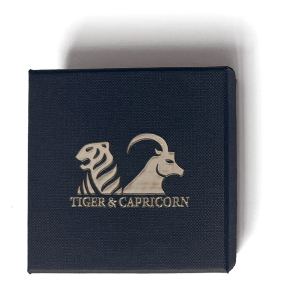 Geschlossene dunkelblaue Geschenkbox fr 6 Bracetacs