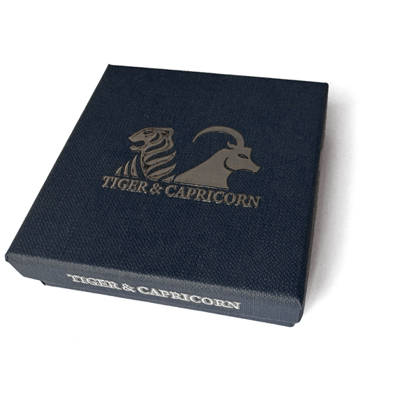 Seitenasicht einer geschlossenen dunkelblauen Schmuckschachtel fr Bracetacs.