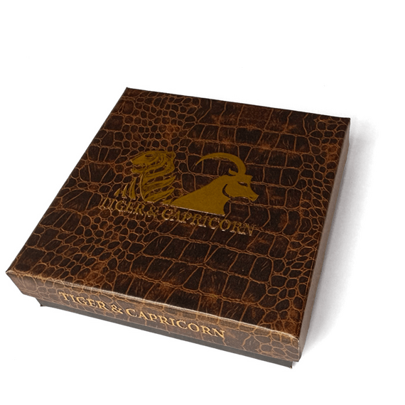 Geschenkbox in braunem Croko-Design mit goldenem Logo von Tiger & Capricorn
