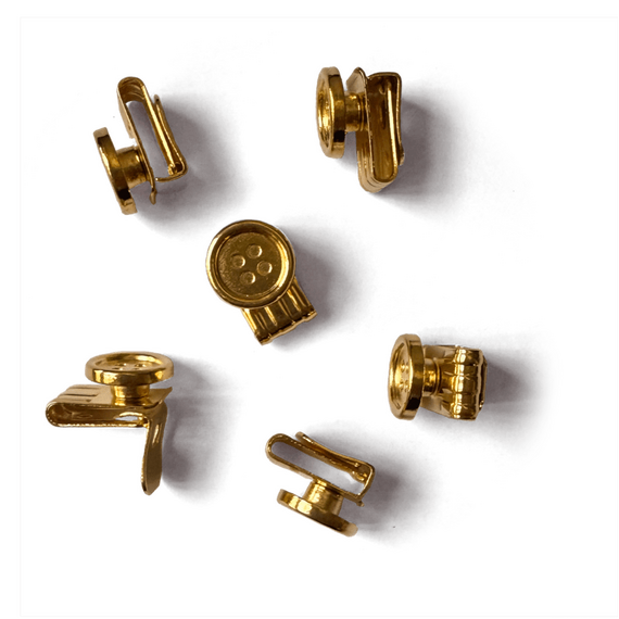 6 goldene Bracetacs in einer halb aufgedeckten...