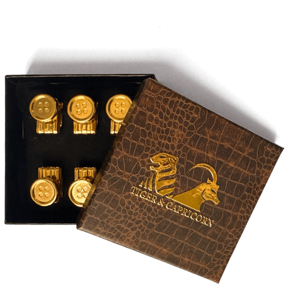 Goldenes Bracetac-Set auf einem schwarzen Kissen.