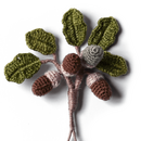 Gesamtansicht eines feingeh�kelten Eichelzweiges mit vier...