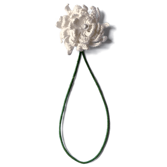 Weiße Königin der Nacht mit einzelner Perle