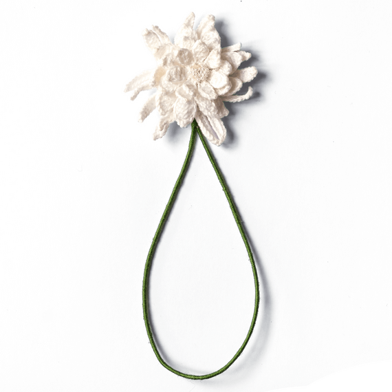 Weiße Königin der Nacht mit feinen Perlen