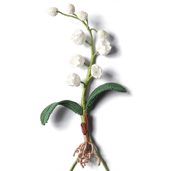 Boutonniere eines gehäkelten weißen Maiglöckchens mit...