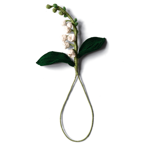 Boutonniere eines geh�kelten wei�en Maigl�ckchens in der Gesamtansicht