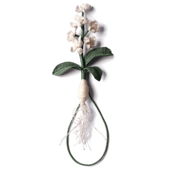 Boutonniere einer gehäkelten weißen Puschkinie mit Wurzel