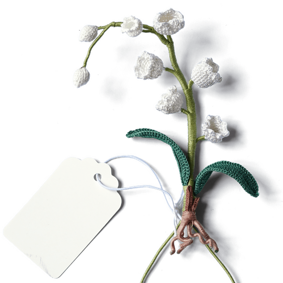 Boutonniere eines geh�kelten, seidenen wei�en Maigl�ckchens mit Wurzel in der Gesamtansicht