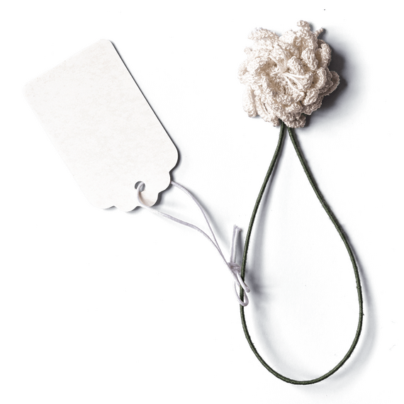 Boutonniere einer gehäkelten, seidenen weißen Königin der...