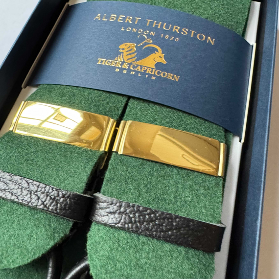 Detailaufnahme der goldfarbenen Versteller des Albert Thurston Lioren auf dunkelgr�nem Boxcloth mit schwarzem Ledersteg.