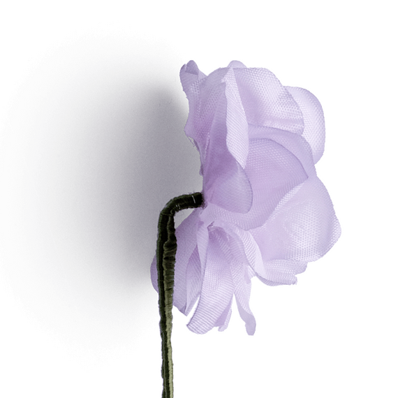 Boutonniere einer lila Hortensie aus Seide in der Seitenansicht.