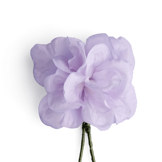 Boutonniere einer lila Hortensie aus Seide in der Detailansicht.