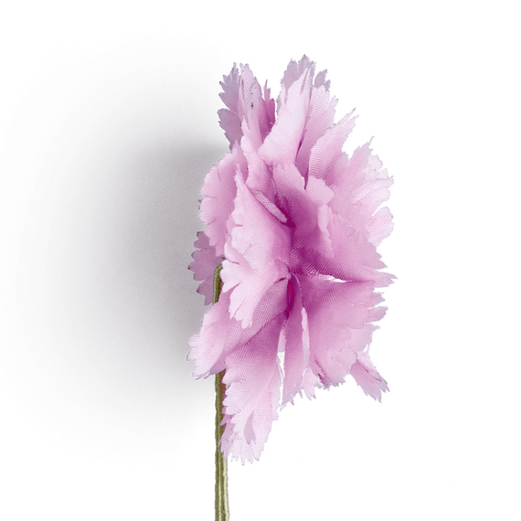 Boutonniere einer rosa Nelke aus Seide in der Seitenansicht.