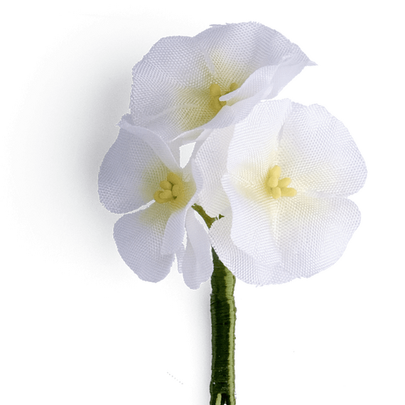 Boutonniere eines weien Phlox' aus Seide in der Detailansicht.
