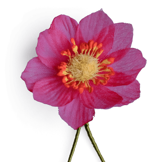 Boutonniere einer magenta Lotus aus Seide in der Detailansicht.