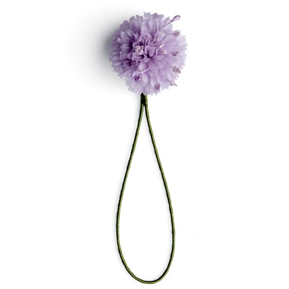 Boutonniere einer Skabiose aus Seide in der Direktansicht.