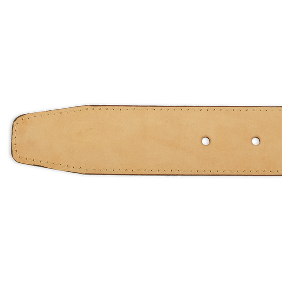 Detailbild der Rckseite der Spitze eines Ledergrtels in cognacbrauner Reptilleder-Optik