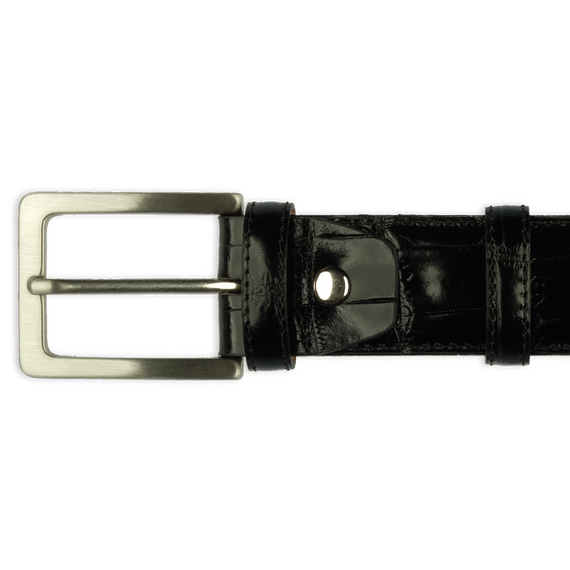 Detailbild der silbernen Grtelschnalle eines Ledergrtels in schwarzer Reptilleder-Optik
