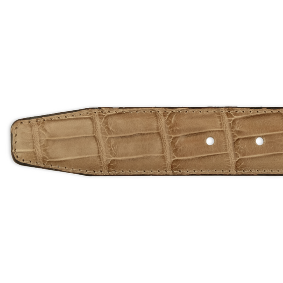 Detailbild der Spitze eines Ledergrtels in beiger Reptilleder-Optik