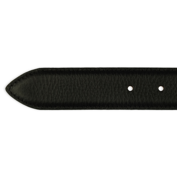 Detailbild der Spitze eines schwarzen Ledergrtels mit feiner Narbung.