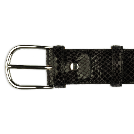 Detailbild der silbernen Gürtelschnalle eines Ledergürtels in schwarzer Schlangenleder-Optik