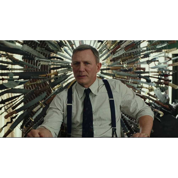 Filmszene aus Knives Out. Daniel Craig tr�gt einen schwarzen Hosentr�ger von Albert Thurston.