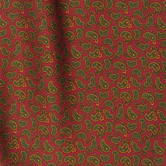 Detailansicht einer roten Seide mit dichtgesetztem Paisley-Muster in Grn und Gold