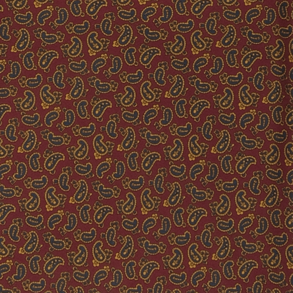 Detailansicht einer gemusterten Seide mit Paisley-Muster in Nachtblau und Gold auf Rotbraun