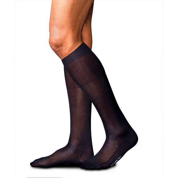 Ein Herr kleidet sich festlich an und tr�gt einen Strumpf aus blauer Seide von Falke.