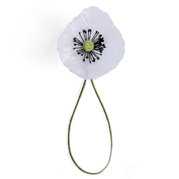 Boutonniere einer weien Mohnblume in der Direktansicht.