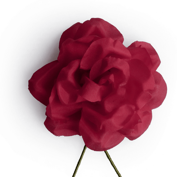 Boutonniere bzw. Knopflochblume einer roten Rose in der Detailansicht.