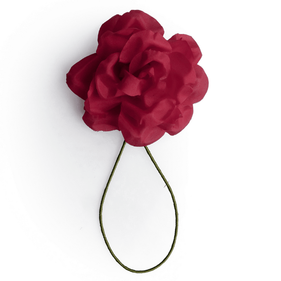 Boutonniere bzw. Knopflochblume einer roten Rose in der Direkt
ansicht.