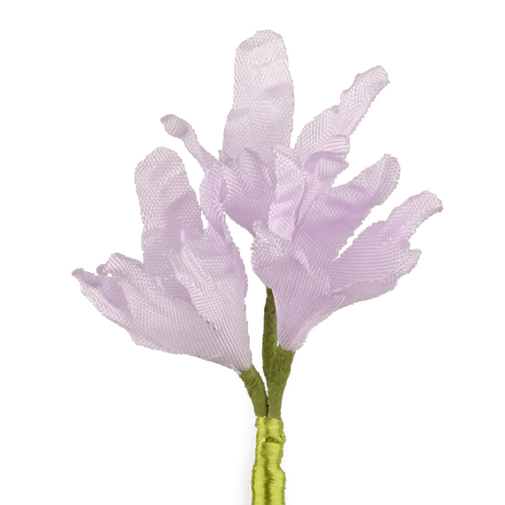 Boutonniere bzw. Knopflochblulme eines rosa Almrausch-Drillings in der detaillierten Direktansicht.
