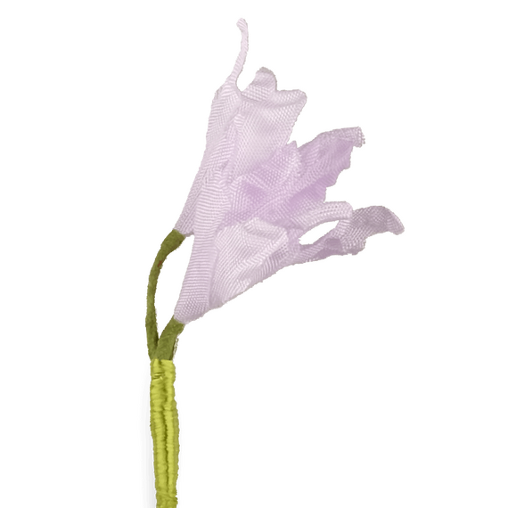 Boutonniere bzw. Knopflochblulme eines rosa Almrausch-Drillings in der detaillierten Seitenansicht.
