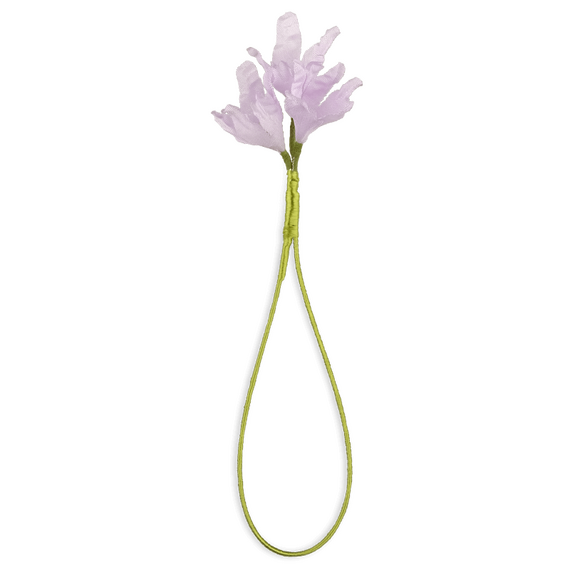 Boutonniere bzw. Knopflochblulme eines rosa Almrausch-Drillings in der Direktansicht.