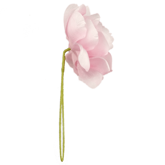 Boutonniere bzw. Knopflochblulme einer rosa Kamelie in der detaillierten Seitenansicht.