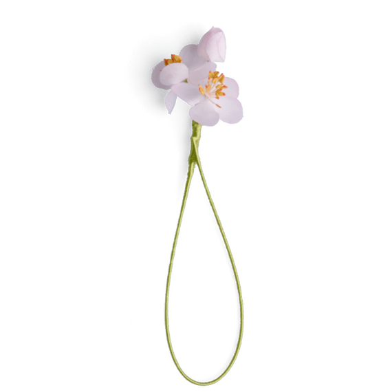 Boutonniere bzw. Knopflochblume eines rosa Kirschbltenb-Drillings  in der direkten Gesamtansicht.