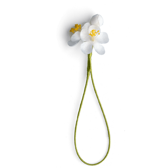 Boutonniere bzw. Knopflochblume eines weien Kirschblten-Drillings  in der direkten Gesamtansicht.