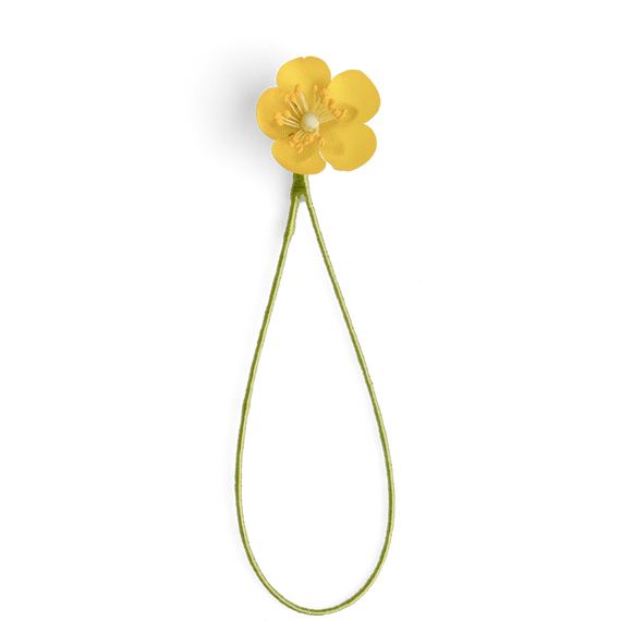 Boutonniere bzw. Knopflochblume einer Butterblume in der Direktansicht.