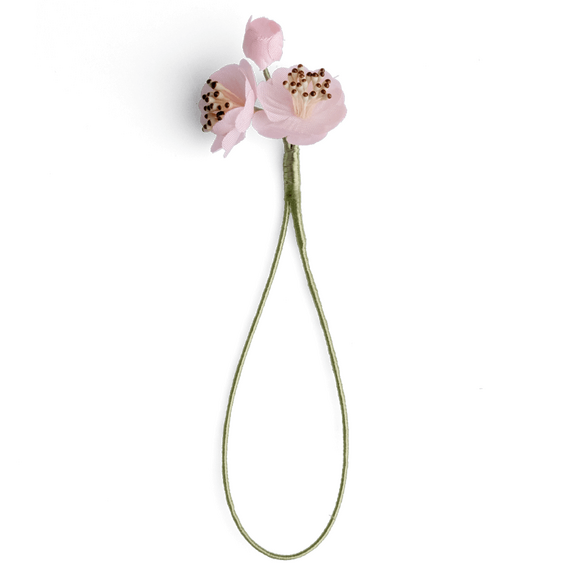 Boutonniere bzw. Knopflochblume einer Mandelblte als Drilling in der Direktansicht.