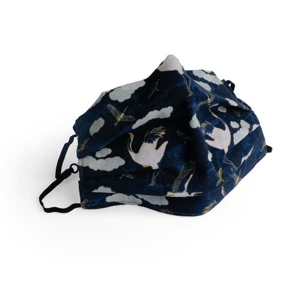 Mundschutz bzw. Mund-Nasen-Maske aus blauer Baumwolle mit wei�en Kranichen, Nasenb�gel & schwarzer Beb�nderung zum Verstellen