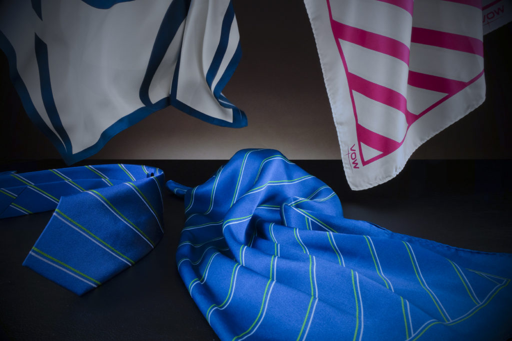 Drei verschieden bedruckte Damen Tücher mit Logo und eine passende Firmenkrawatte