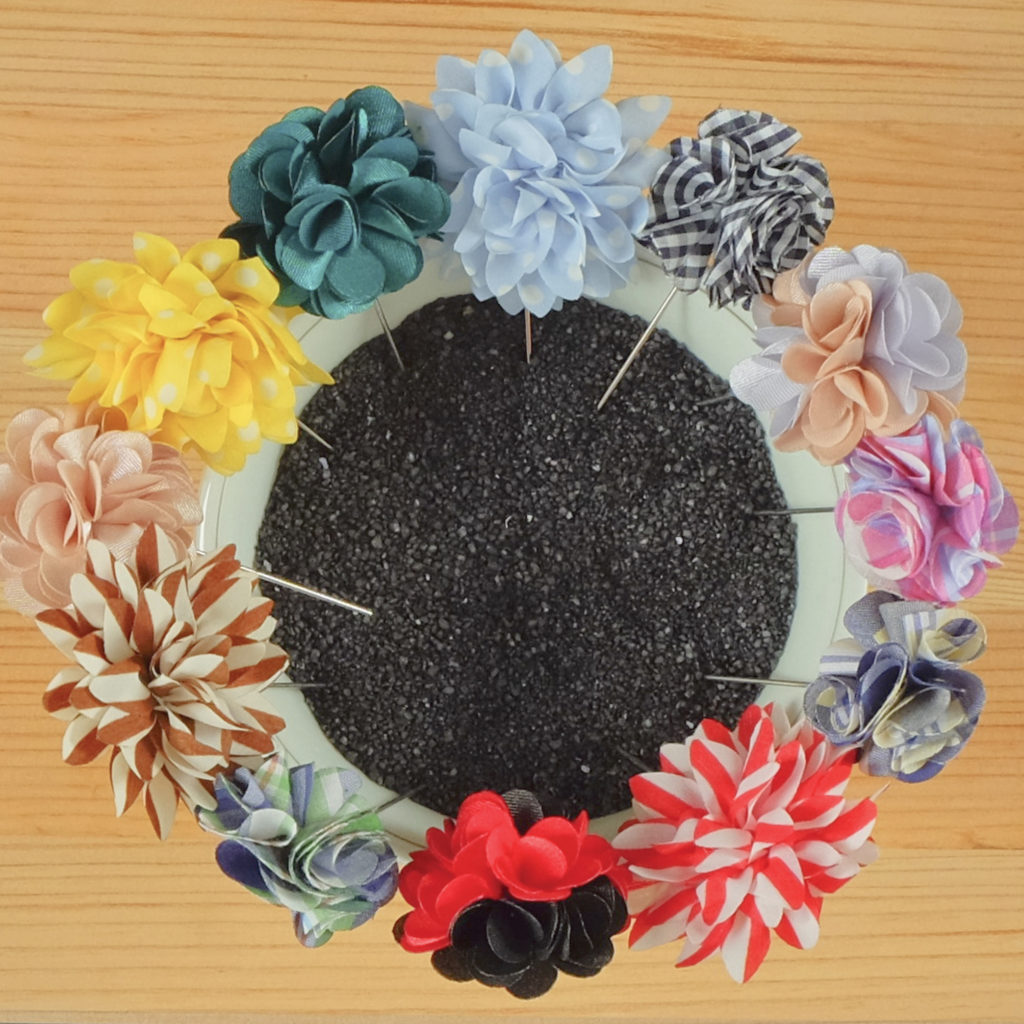 Eine andere Interpretation der Boutonniere. Abstrakte Boutonniere