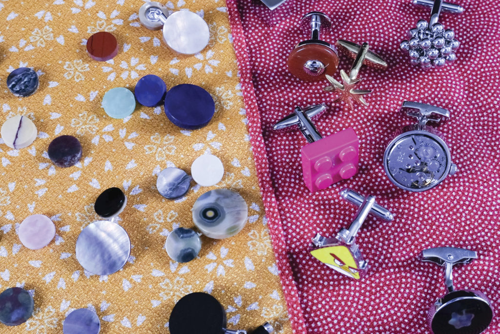 Wollen Sie klassische elegante Manschettenknöpfe kaufen? Oder verspielte? Bei uns in Charlottenburg bekommen Sie alles. Manschettenknöpfe mit Halbedelsteinen, Uhren, Comicfiguren und Legosteinen