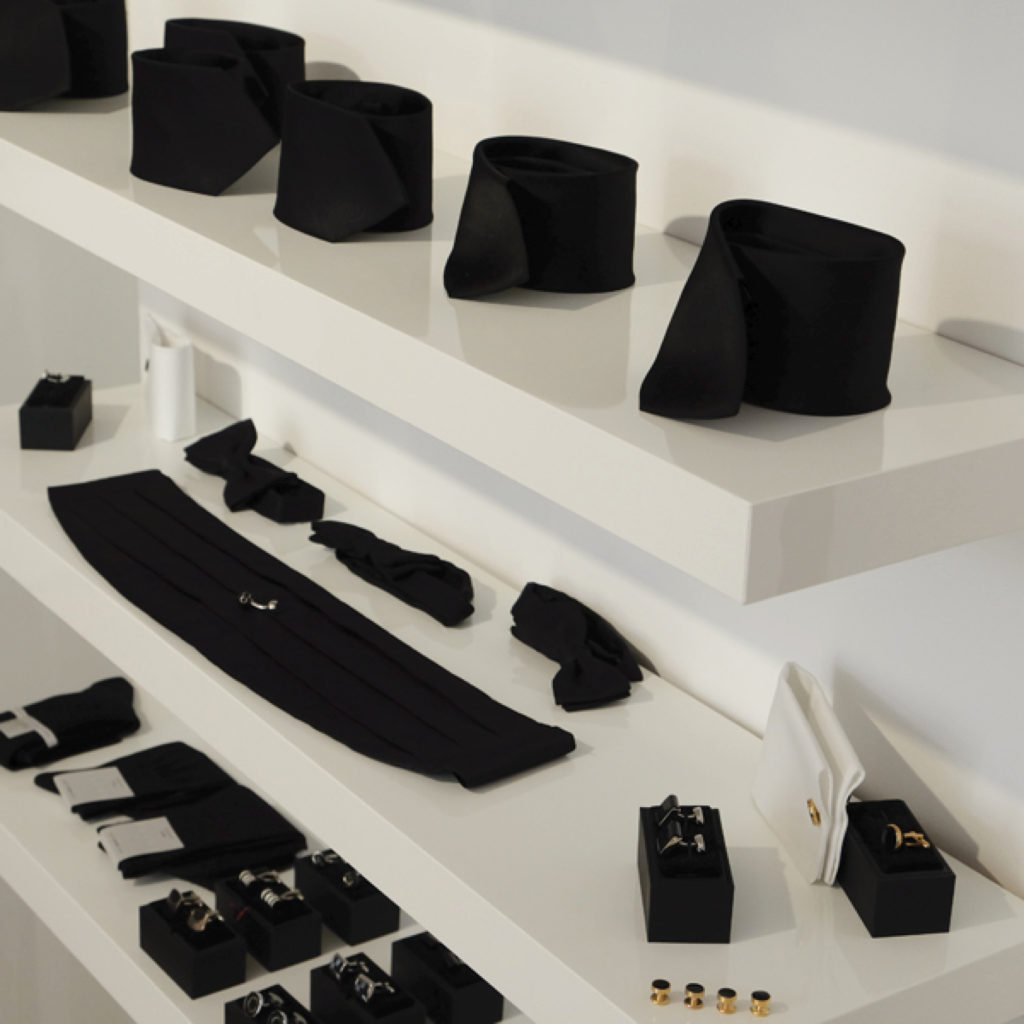 Alles das für Men in Black! Schwarze Krawatten, schwarze Fliegen, schwarzer Kummerbund, schwarze Manschettenknöpfe, schwarze Socken